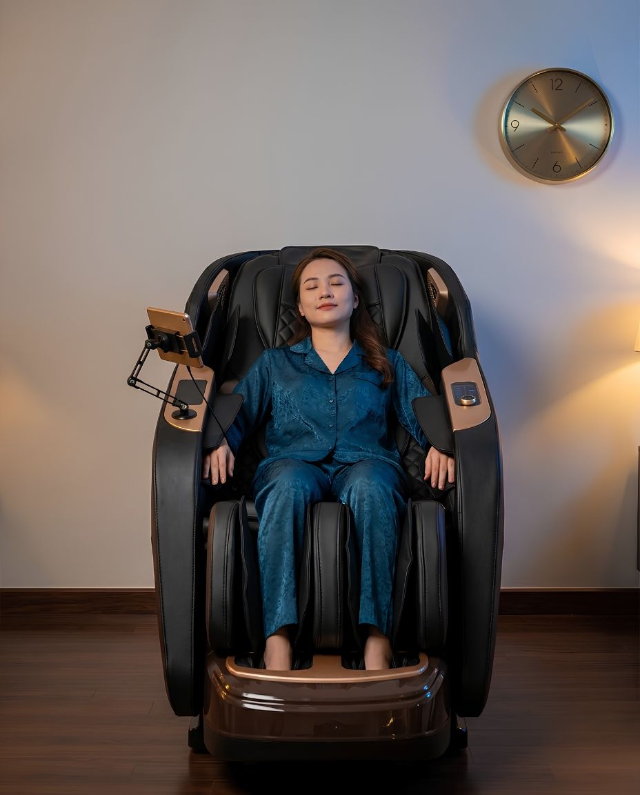Massage nhẹ trước khi ngủ lúc 21 - 22h là thời điểm sử dụng ghế massage giúp ngủ sâu và phục hồi cơ thể qua đêm hiệu quả.