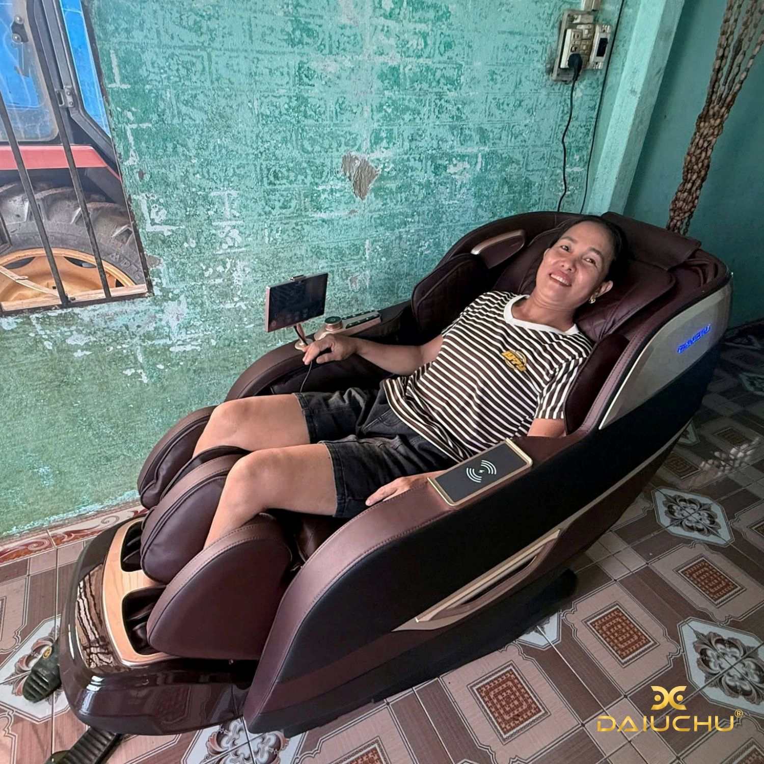 Ghế massage toàn thân DAIUCHU hỗ trợ sức khỏe người cao tuổi.
