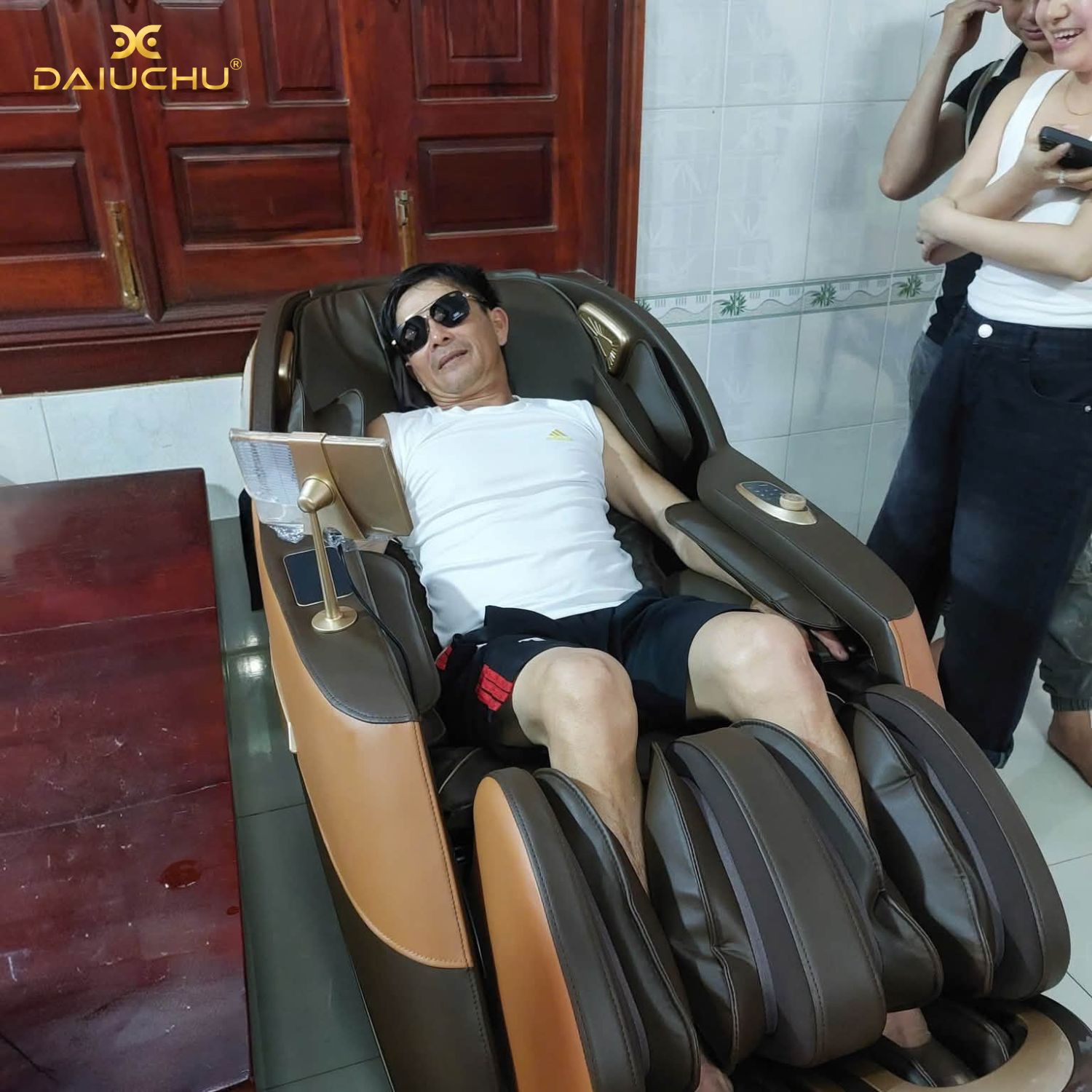 Cha mẹ thư giãn cùng ghế massage DAIUCHU với quà tặng báo hiếu đầy ý nghĩa.